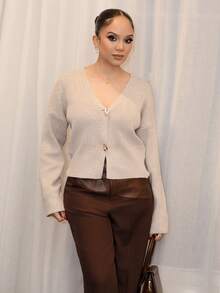 Melissa Matos 新款简约时尚办公室通勤深V领长袖修身纽扣开衫，秋冬百搭休闲针织毛衣 - 卡其色 - 查看 4