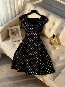 Olithes 女士优雅法式2026春夏度假及日常波点方领A字短裙 - 黑與白 - 查看 5