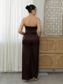 Melissa Matos 1 Set Atasan Crop Tanpa Lengan dengan Hem Asimetris Warna Polos dan Celana Panjang Lebar - Coffee Brown - View 2