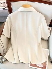 GlowEve CURVE 大码女士优雅金属纽扣短袖西装外套，简约西装夹克，适合通勤和正式场合 - 杏色 - 查看 2