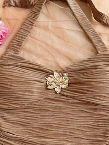 SHEIN 少女休闲日常时尚度假露背纹理面料吊带背心，正面中央饰有装饰，适合夏季穿着 - 杏色 - 查看 4