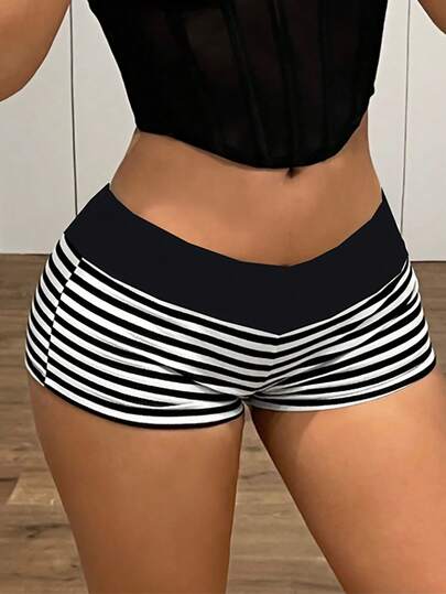 Glyssa شورت نسائي جديد للربيع/الصيف، بتصميم بسيط وعملي للارتداء اليومي والسفر والمدينة والعطلات، بتصميم مخطط أبيض وأسود بخصر منخفض، مرن وملائم ومريح وعملي باللونين الأبيض والأسود