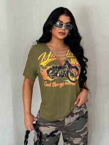SHEIN SXY 大码女式基础款纯色卡其色休闲复古做旧街头风短袖上衣，宽松朋克摩托车图案印花T恤，饰有金属链条，适合日常穿着/音乐节/俱乐部/派对等场合。西部图案T恤，女式图案T恤，西部T恤，女式军装迷彩裤，女式西部T恤 - 橄欖綠 - 查看 3