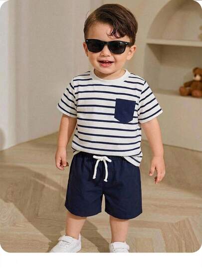 男婴条纹印花短袖T恤和纯色短裤休闲套装