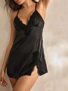 Charlaine 黑色缎面优雅蕾丝拼接深V开衩精致浪漫法式风格女士睡裙 - 黑色 - 查看 5