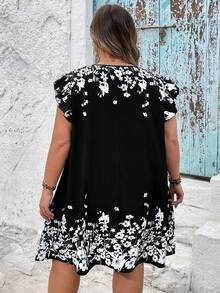 SHEIN CURVE+ 大码波西米亚风蓝色碎花梭织面料短款连衣裙，圆领荷叶边细节，适合女士沙滩装/沙滩裙/沙滩度假装/沙滩必备/毕业典礼/下午茶派对穿着 - 黑與白 - 查看 3