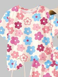 奶油白，可爱甜美的多巴胺粉色碎花图案，少女休闲宽松圆领短袖T恤短裤套装，适合春夏日常、居家、度假、节日等场合，充满春日气息和夏日风情，轻松舒适，时尚少女套装，休闲装，儿童碎花图案服装，春夏套装，新款，清爽休闲，春日夏日假期 - 彩色 - 查看 5