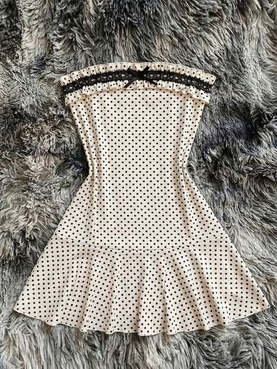 SHEIN 这是一款时尚优雅的针织无肩带连衣裙，专为少女设计。经典的米色底色上点缀着黑色波点，胸前饰有黑色蕾丝花边，收腰设计，自然垂坠的鱼尾裙摆更添妩媚。面料柔软舒适，尽显优雅甜美的气质。适合日常穿着、上学、参加派对、旅行等各种场合。是春夏的高品质之选。