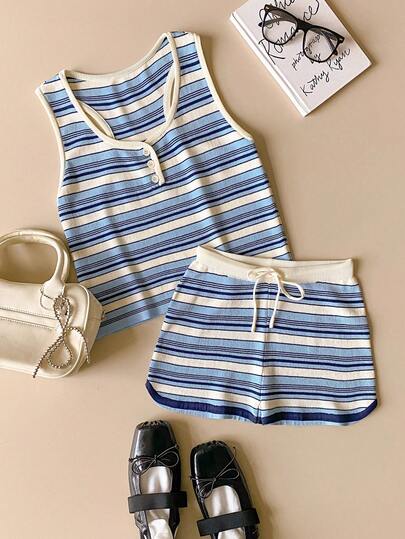 Muvela 海军蓝白条纹方领装饰纽扣吊带背心，搭配松紧腰带可调节抽绳蝴蝶结短裤，甜美复古学院风，百搭日常、聚会、下午茶、约会、优雅复古风、休闲办公、毕业典礼、圣帕特里克节、机场、暑假等场合皆宜。