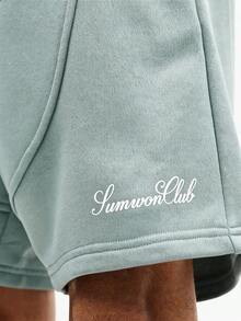 SUMWON Pantalones cortos de chándal verde salvia con cordón y logotipo bordado para hombres, ropa de estar en casa de verano casual, cintura elástica, bajo con puño, ajuste cómodo y relajado - Gris - Ver 5