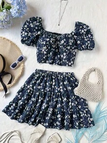 Sweetra Set de 2 piezas: Blusa con mangas de pétalos con estampado floral diminuto y minifalda - Azul Marino - Ver 1