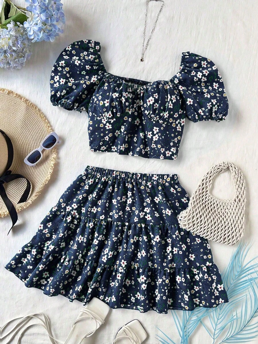Sweetra Set de 2 piezas: Blusa con mangas de pétalos con estampado floral diminuto y minifalda - Azul Marino - Ver 1
