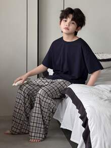Dazy Kids 男童纯色圆领短袖上衣和格子裤休闲家居服睡衣套装（夏季款） - 藏蓝色 - 查看 4