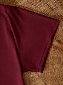 SHEIN 女士圆领水豚刺绣T恤 - 圆领休闲上衣 - 轻薄T恤，适合所有季节 - 酒紅色 - 查看 3