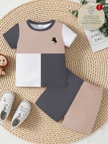 SHEIN Playful Pals Set de 2 piezas de camiseta de manga corta con cuello redondo y estampado de bloque de color y logo minimalista de caballero + pantalones cortos a juego con bloque de color, adecuado para salidas en verano para niño bebé - Multicolor - Ver 4