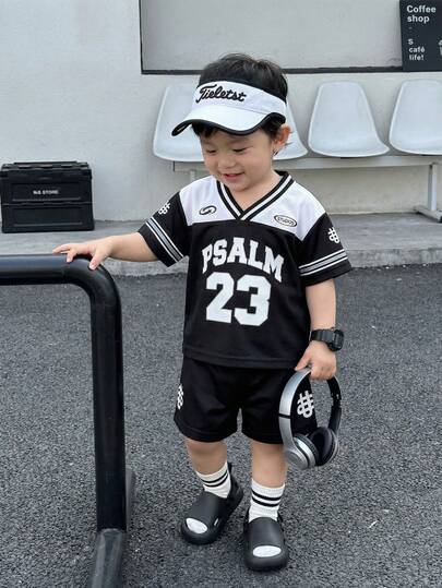 SHEIN Playful Pals 2件套婴幼儿男童PSALM23字母印花V领撞色短袖T恤和短裤运动套装，V领设计搭配网眼面料，美式运动风格，适合夏季穿着，尺码6个月至3岁