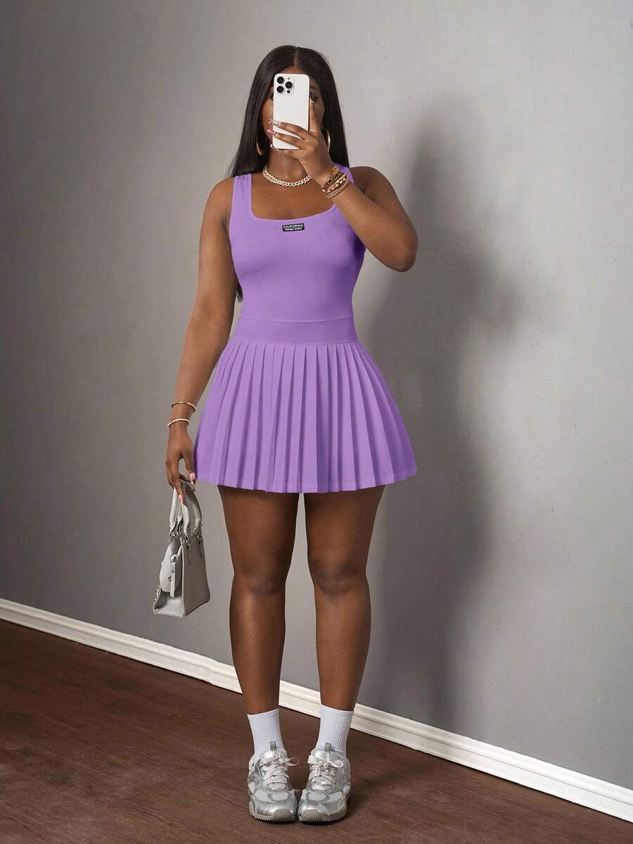 SHEIN Slayr 新款春夏休闲简约基础款U领背心，黑色标签和白色字样百褶裙，包括短裤和阔腿裤，白色针织面料女士迷你连衣裙-A