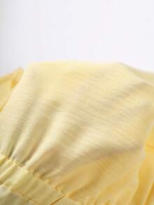 SHEIN Franclia 大码女装春夏法式浪漫西西里优雅休闲通勤度假下午茶情人节婚礼派对纯色浅黄色V领开襟金属纽扣肩部褶裥宽肩落肩修身A字短袖衬衫女式上衣和衬衫女式短袖上衣女式夏季上衣女式工作衬衫女式最新款上衣女式新品女式衬衫女式休闲衬衫女式商务休闲女式上衣 - 黃色 - 查看 6