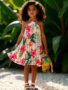 SHEIN 这款女童热带度假风露背连衣裙采用柔软轻盈的面料，饰以鲜艳的热带花卉和叶子印花，宽松飘逸的廓形，适合海滩、户外派对和其他夏季休闲场合。这款连衣裙款式多样，包括沙滩装、大童装、小女孩装、热带风情连衣裙、幼儿夏威夷连衣裙、芙蓉花连衣裙、儿童度假连衣裙、女童印花连衣裙、女童粉色印花吊带连衣裙、幼儿波西米亚风连衣裙、夏季服装、优雅派对连衣裙和女童夏季连衣裙。 - 淺粉色 - 查看 6