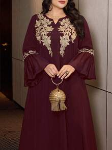 Al Najma 大码女士优雅阿拉伯风格花卉拼接长款宽松连衣裙，适合春秋季穿着 - 酒紅色 - 查看 1