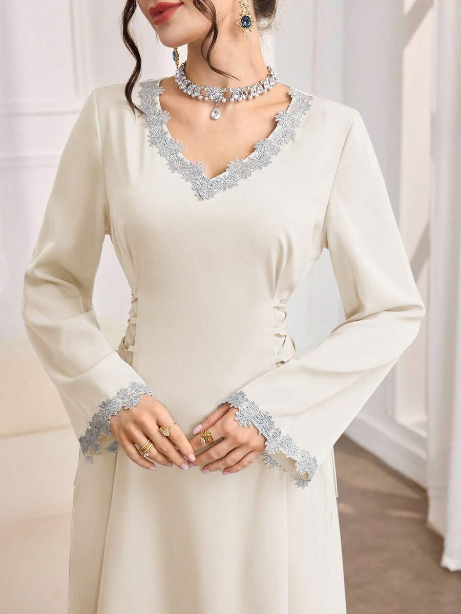 Al Najma 女士V领长袖腰带阿拉伯风格连衣裙,饰有贴花 - 杏色 - 查看 1