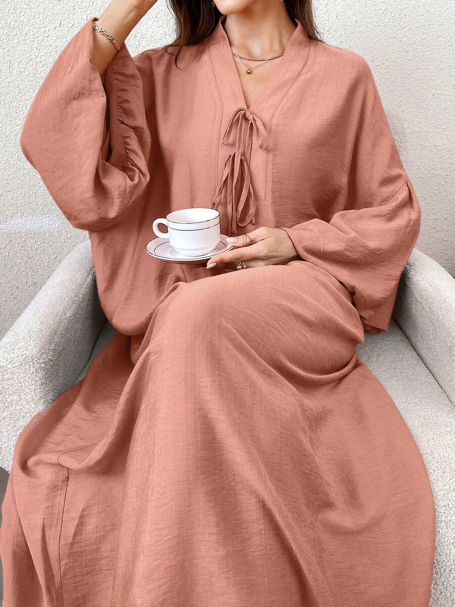Yasmyna Gaun Wanita Warna Polos Model Arab dengan Kerah V, Detail Simpul dan Kerutan, Cocok untuk Pesta Kasual dan Perjalanan - Berwarna merah muda - View 1
