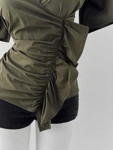 Sunspun 大码橄榄绿V领褶皱短袖上衣，修身显瘦设计，交叉扭结细节，露脐T恤，欧美风夏季新款 - 軍綠色 - 查看 3