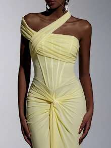 Elitara Elegante y lujoso vestido de dama de honor de punto elástico en color amarillo claro con parches de malla, cuello asimétrico con solapa y pliegues en espiga ajustado - Amarillo - Ver 3