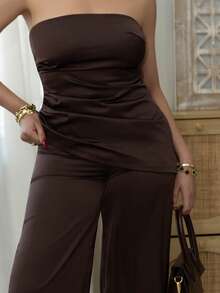 Melissa Matos 1 Set Atasan Crop Tanpa Lengan dengan Hem Asimetris Warna Polos dan Celana Panjang Lebar - Coffee Brown - View 4