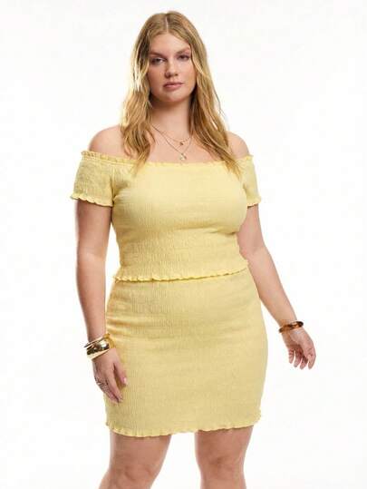 Solavibe Bộ đồ nữ cỡ lớn gồm áo tay ngắn trễ vai xếp nếp màu trơn và chân váy mini ôm sát.