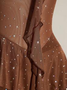 SHEIN ICON Đầm slip size lớn màu đen cổ chữ V, viền bèo nhún, ngắn trước sau dài, kiểu Y2K gợi cảm với dây đeo mảnh và viền bèo nhún, kiểu Y2K gợi cảm với chất liệu lưới đính sequin và viền bèo nhún, thích hợp cho hẹn hò, dự tiệc. - màu nâu - Xem 9