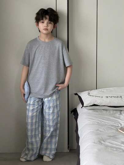DAZY Bộ đồ ngủ cho bé trai tuổi teen, gồm áo tay ngắn màu trơn và quần kẻ caro.