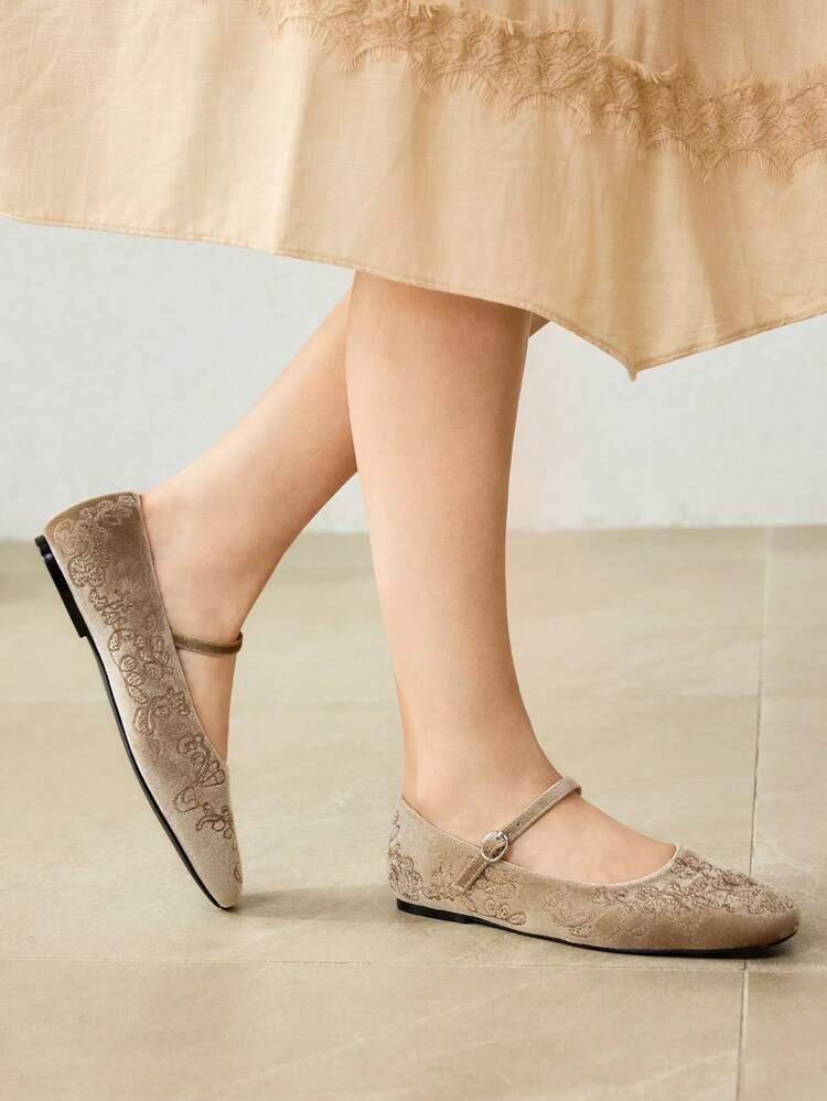 WOMEN'S RETRO ELEGANT EMBROIDERED VELVET ADJUSTABLE BUCKLE FLAT SHOES VALENTINE'S DAY