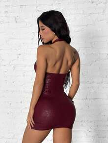 SHEIN PETITE 女士红色PU蛇纹V领露背镂空紧身迷你连衣裙，无肩带性感连衣裙，适合女性 - 酒紅色 - 查看 2