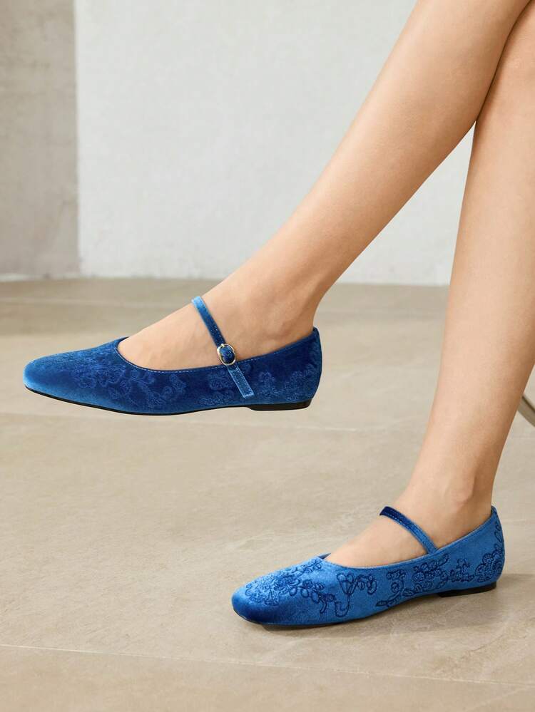 WOMEN'S RETRO ELEGANT EMBROIDERED VELVET ADJUSTABLE BUCKLE FLAT SHOES VALENTINE'S DAY
