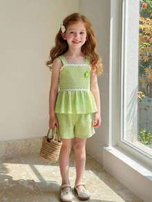 SHEIN Vintaside Kids 女童清新田园休闲甜美可爱风纹理面料3D立体花卉装饰荷叶边吊带背心搭配荷叶边短裤，适合春夏度假和户外玩耍 - 綠色 - 查看 12