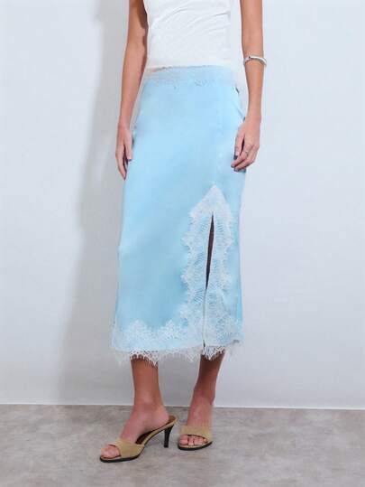 Nöista Chân váy midi bằng satin màu xanh nhạt, dáng suông với đường xẻ chữ V bằng ren phía trước, toát lên vẻ thanh lịch kiểu Pháp. Hoàn hảo cho những chuyến mua sắm và kỳ nghỉ thư giãn vào mùa xuân và mùa hè, đây là lựa chọn tuyệt vời để nâng tầm phong cách thường ngày của bạn.