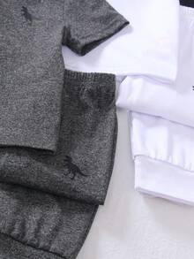 Bộ quần áo thường ngày cho bé trai in hình khủng long, gồm áo thun cổ tròn tay ngắn và quần dài. - Màu Đỏ Sâu - Xem 5