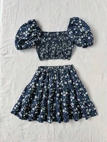 Sweetra Set de 2 piezas: Blusa con mangas de pétalos con estampado floral diminuto y minifalda - Azul Marino - Ver 4