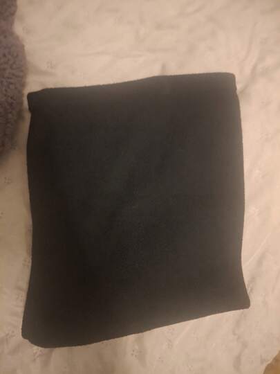 多功能纯色暖色围巾，适合秋冬季女士。柔软舒适防风户外旅行围巾，小围脖款式，适合秋冬季男士。防风保暖户外骑行毛绒围巾，可遮盖颈部和肩部。