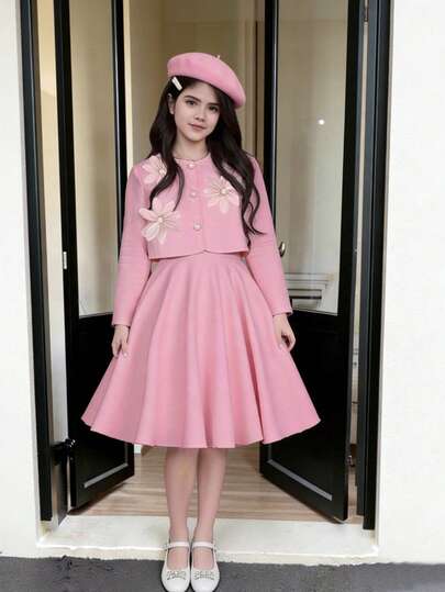 SHEIN Sparklyn Winter Outfit, Autumn Clothing, Tween Girl Autumn Clothes, Cardigan, Girls Apricot Woven Cardigan With 3D Floral Decor Paired With Matching Sleeveless Dress, Accessorized With A Stylish Hat, Fashionable And Elegant For Commuting, Daily Wear, Gatherings And Parties