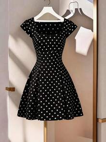 Olithes 女士优雅法式2026春夏度假及日常波点方领A字短裙 - 黑與白 - 查看 6
