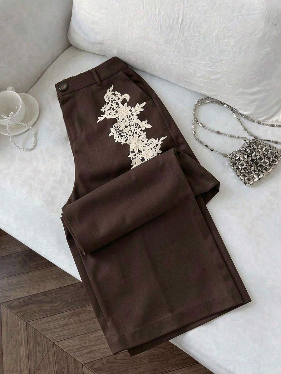 Franclia Pantalon large à imprimé floral foncé brodé pour femmes grandes tailles - Marron - Voir 1