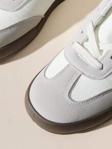 CUCCOO EASI Giày nữ phối màu, mũi tròn, đế bằng, giày thể thao thường ngày, chất liệu da PU, màu xám trắng, thoải mái, thích hợp cho hoạt động ngoài trời và thể thao. - Màu trắng - Xem 3