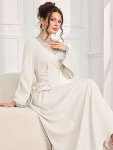 Al Najma 女士V领长袖腰带阿拉伯风格连衣裙，饰有贴花 - 杏色 - 查看 5