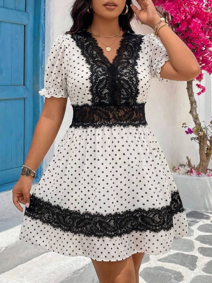 SHEIN VCAY Robe à la mode pour femmes grandes tailles avec contraste de dentelle et imprimé à pois, manches à volants - Blanc - Voir 1