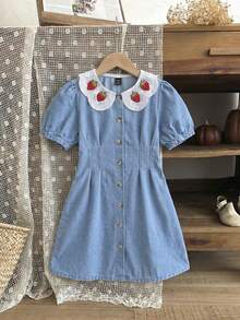 SHEIN Vintaside Kids 少女牛仔连衣裙，夏季新品，时尚休闲风。浅牛仔蓝，荷叶边领口和3D草莓刺绣，腰部系带褶皱设计，时尚修身。采用轻盈柔软的棉质牛仔面料，舒适亲肤。女孩必备单品，简约休闲，适合夏季穿着，百搭实用，可用于日常穿着、拍照、外出、派对、音乐节、度假等多种场合。 - 淺色水洗藍 - 查看 9