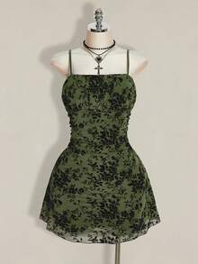 SHEIN ICON 大码女装秋季度假、毕业、返校季服装、夏季度假装、复古风、适合秋季穿着、植绒花卉荷叶边连衣裙、复古Y2K荷叶边吊带裙、万圣节、万圣节服装 - 橄欖綠 - 查看 3