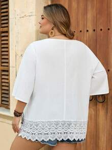 SHEIN CURVE+ Curve 尺码 US22 音乐节、海滨度假、波西米亚风女士夏季休闲/度假/工作 V 领撞色蕾丝褶皱下摆衬衫 - 白色 - 查看 3