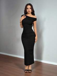 SHEIN PETITE Phong cách mùa đông 2025 mới: Giáng sinh, Năm mới, Sinh nhật, Tiệc tùng, Phong cách Preppy, Trang phục học sinh, Trang phục hàng ngày, Cơ bản, Đa năng, Thường ngày, Du lịch, Phong cách người nổi tiếng, Phong cách thời thượng, Phong cách đường phố, Thanh lịch, Công sở, Thường ngày, Gợi cảm, Một vai, Hở vai, Ôm sát, Hông, Eo xếp ly, Vải kẻ sọc, Váy đen, Váy dài mùa đông, Váy Giáng sinh, Váy năm mới, Váy nữ - màu đen - Xem 4